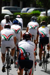 Il gruppo del tour pedala verso Roma