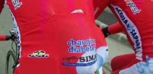 La scritta Changing Diabetes sulle maglie della squadra ciclistica Acqua&Sapone