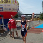 Simone sul traguardo dopo la corsa del triathlon di Piacenza