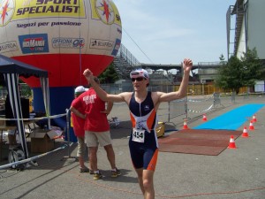 Simone sul traguardo dopo la corsa del triathlon di Piacenza