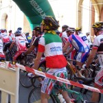 Il gruppo di ciclisti parte alla granfondo di Reggio Emilia