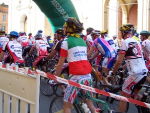 Il gruppo di ciclisti in partenza alla granfondo Matildica